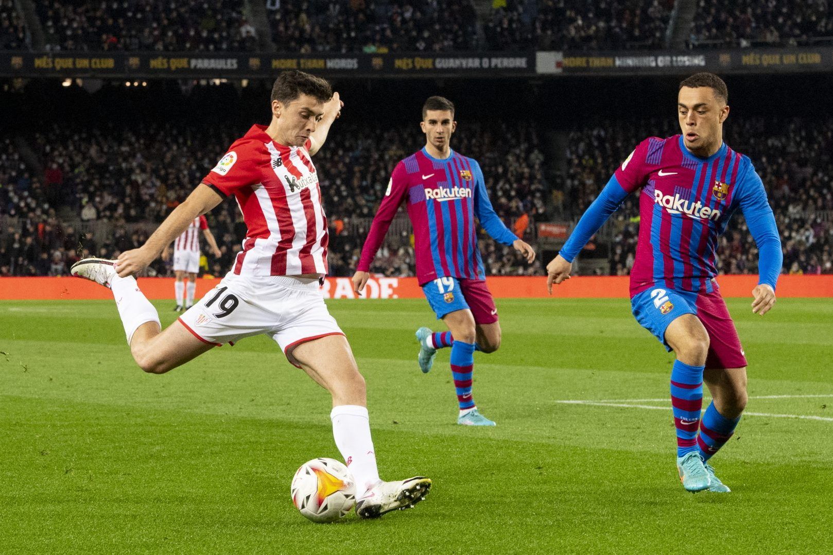  El getxotarra Oier Zarraga dispara en un partido ante el Barça en el Camp Nou.