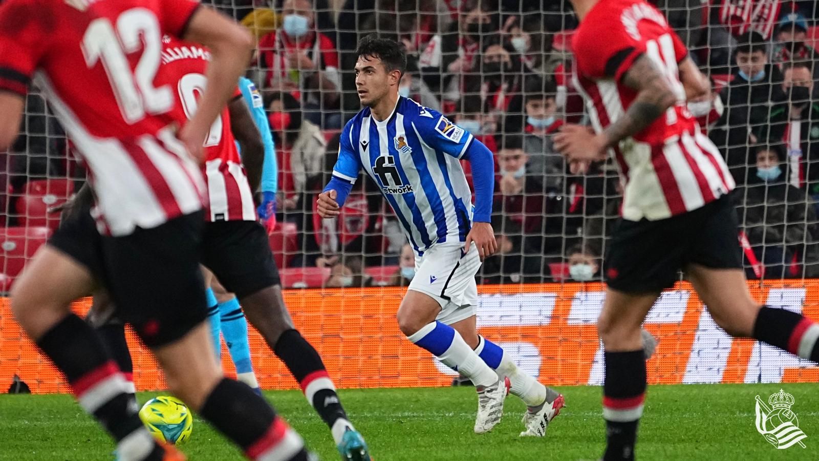 Martin Zubimendi, durante un derbi contra el Athletic Club en San Mamés.