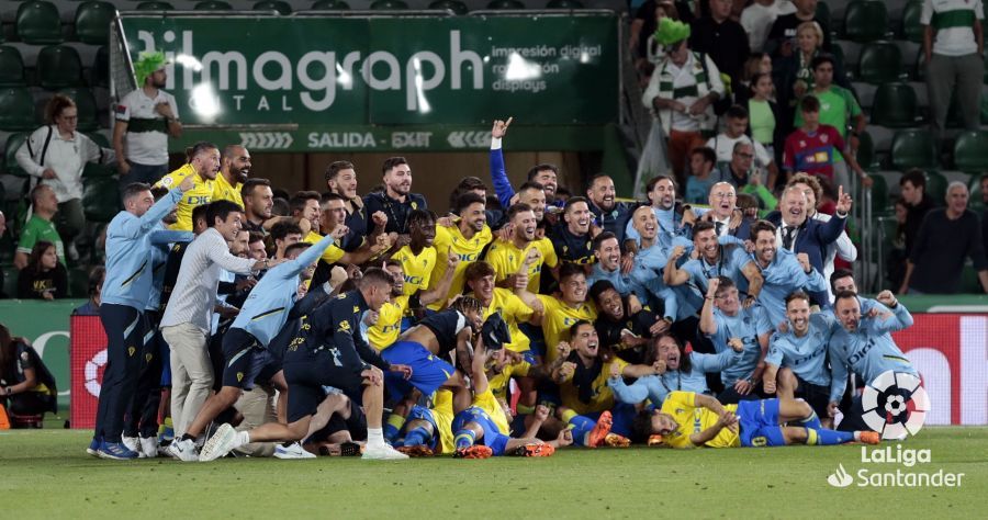  El Cádiz celebra la salvación en el Martínez Valero.