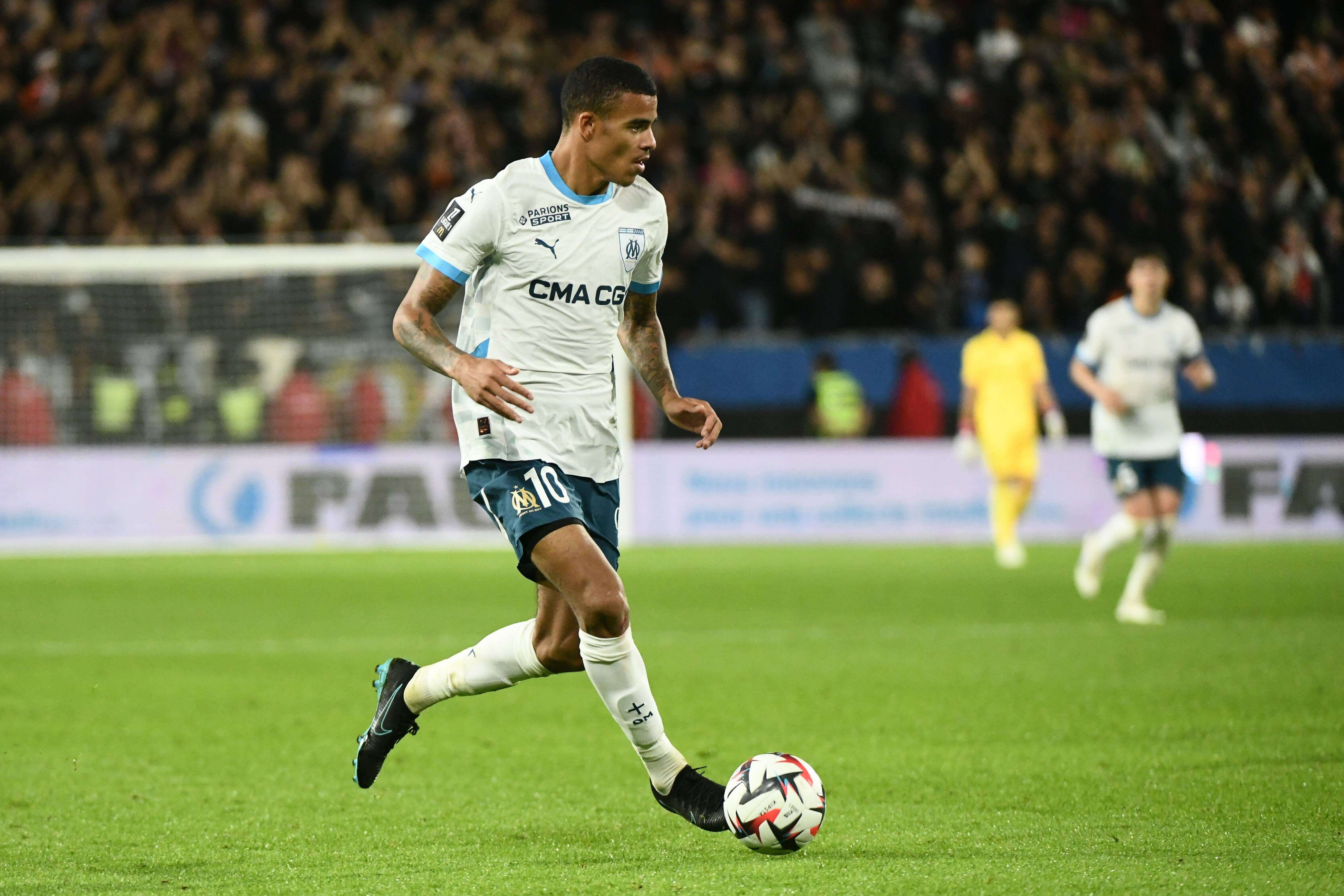  Mason Greenwood conduce un balón en un partido del Olympique de Marsella (FOTO: Cordón Press).