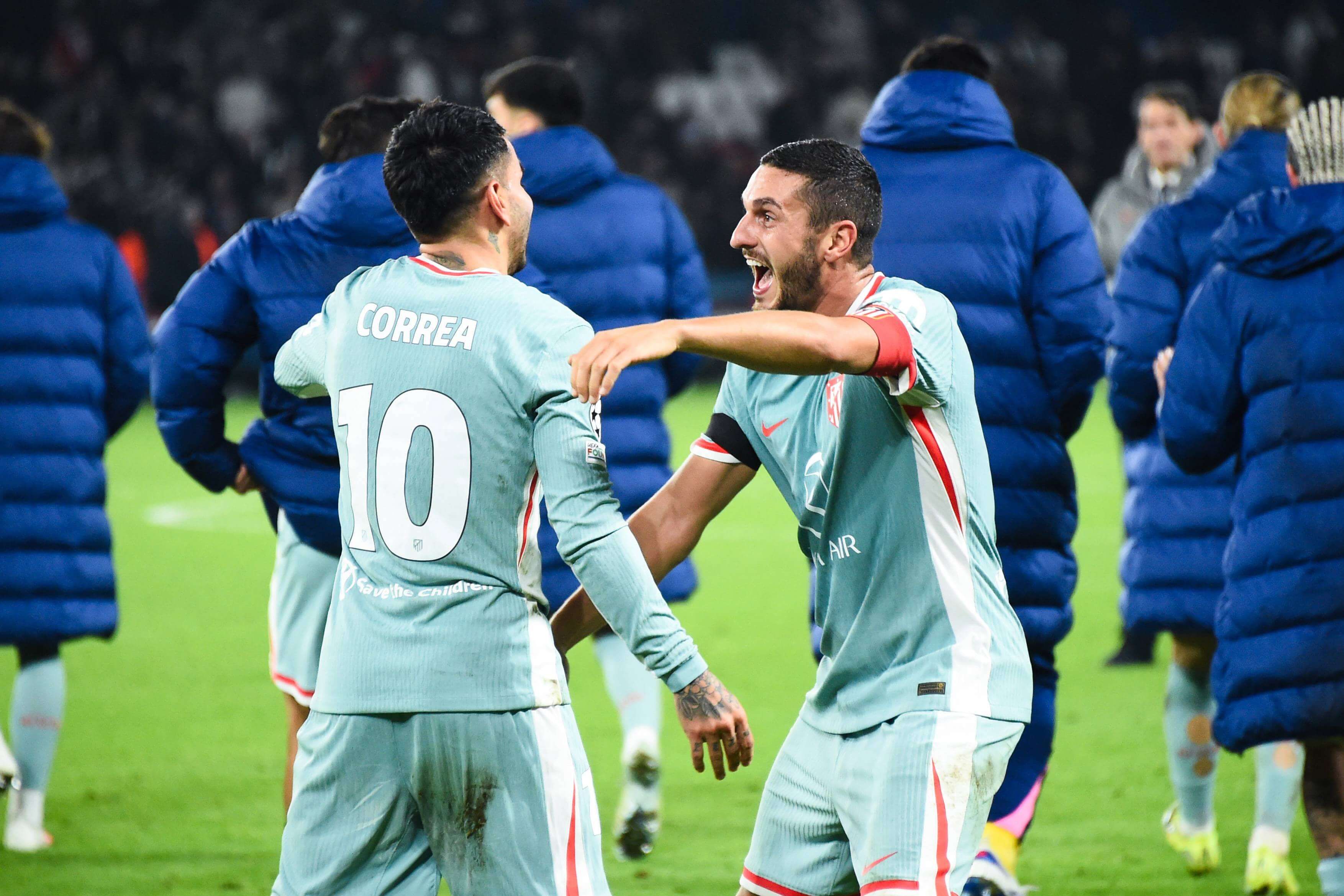  Koke y Correa celebrando la victoria del Atlético al PSG.