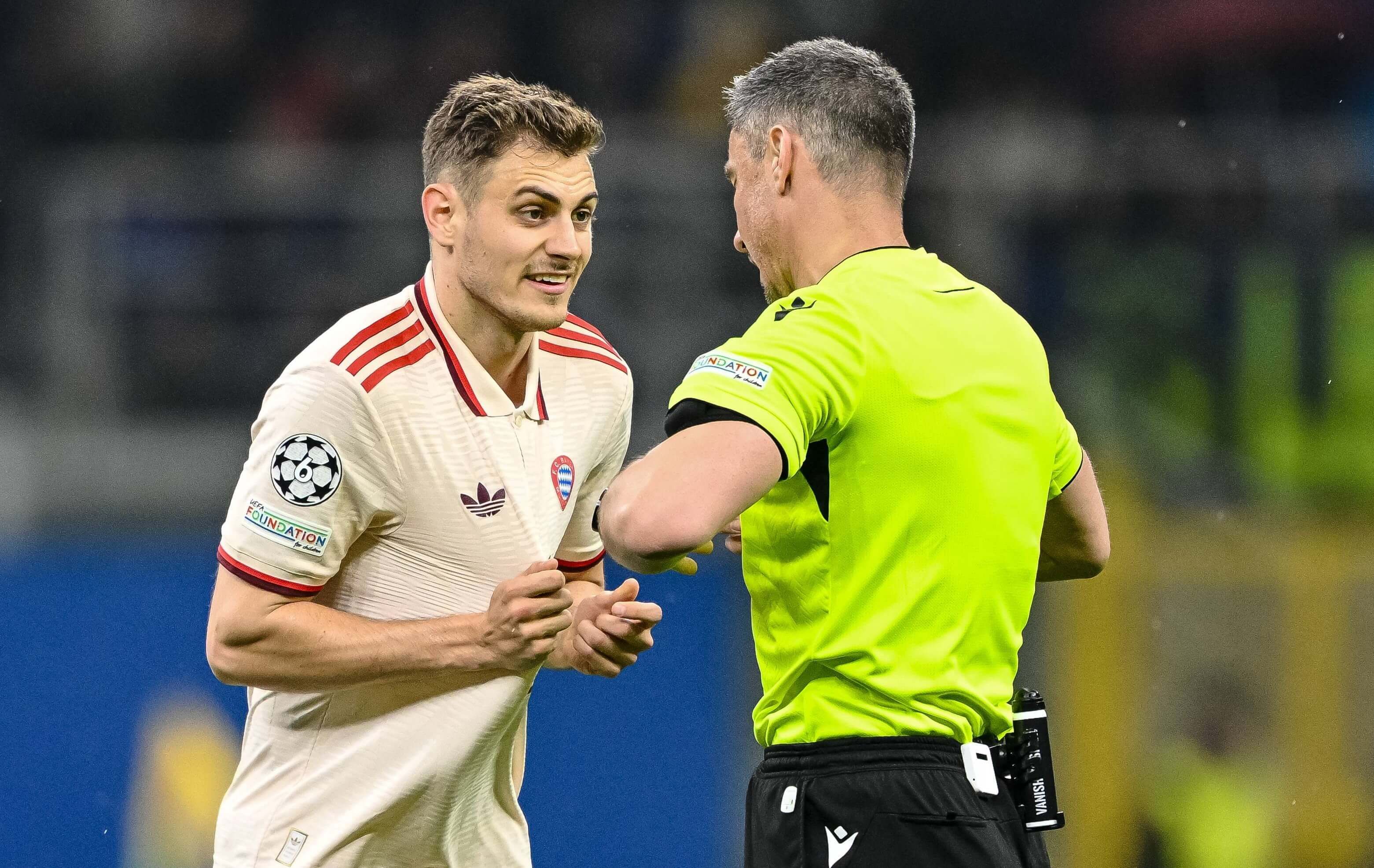  Josip Stanisic protesta al árbitro en el Inter-Bayern.