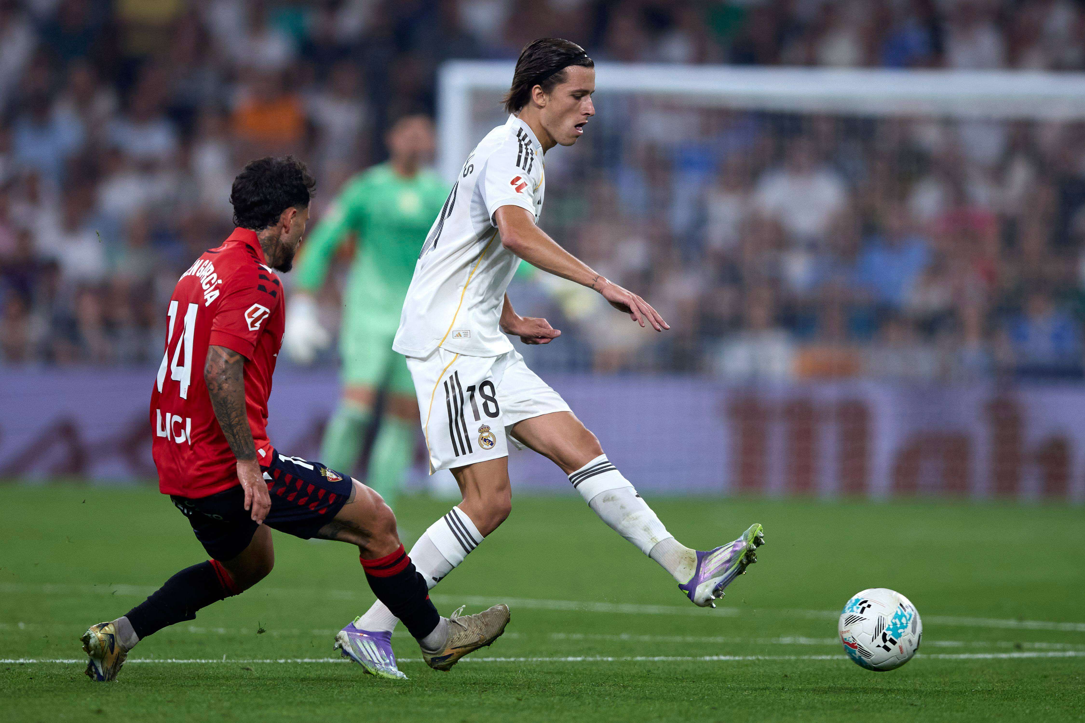  Álvaro Carrera, en una acción con Osasuna