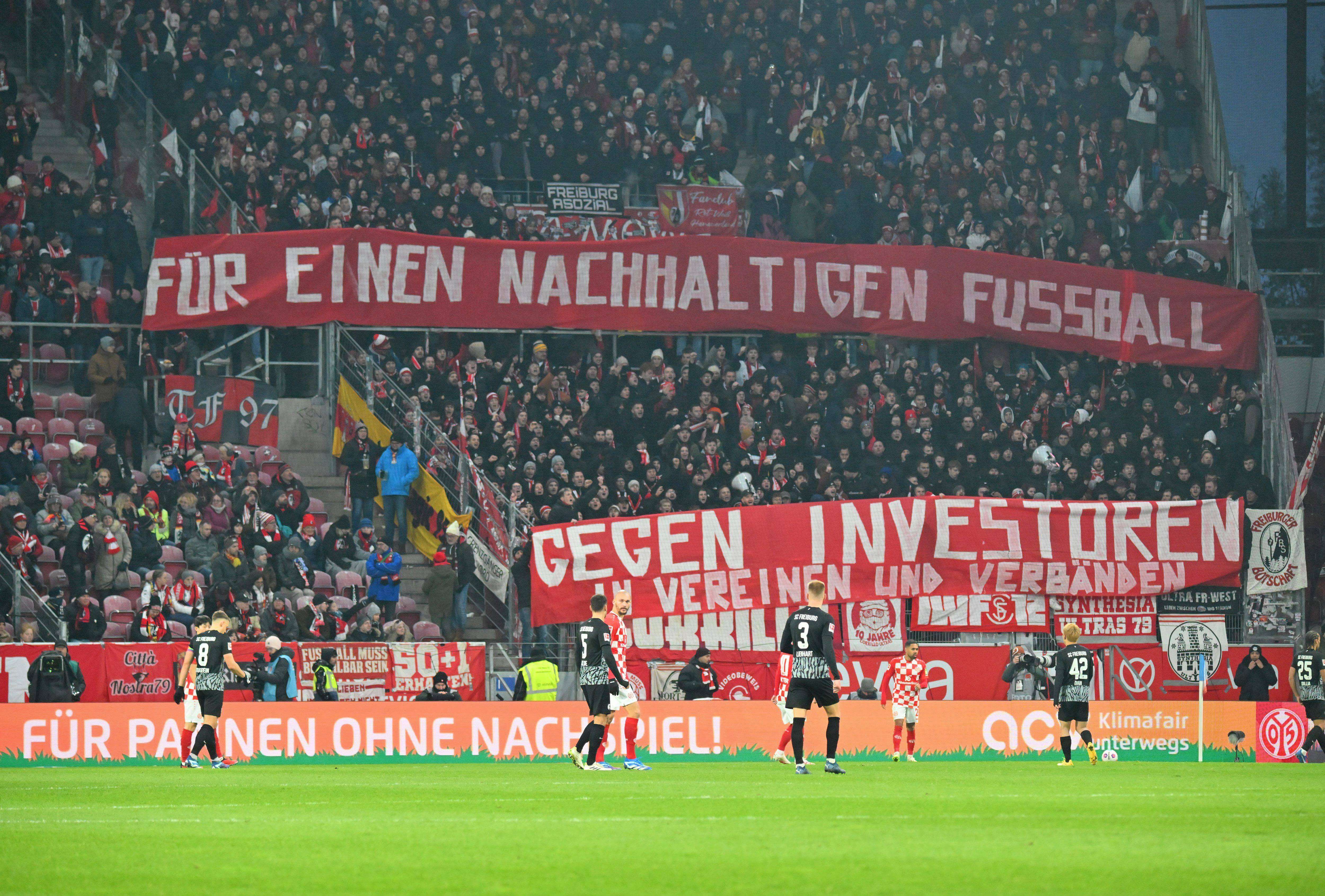 Aficionados del Mainz en el MEWA Arena
