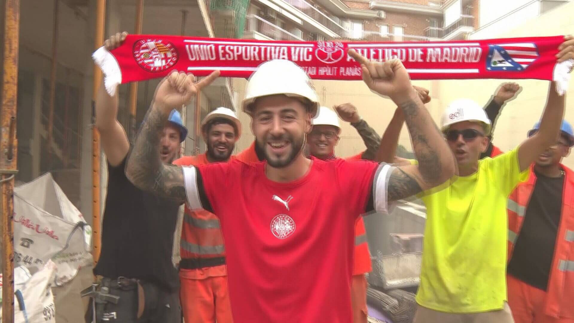 Agustín Mora, portero del Vic junto a sus compañeros de trabajo