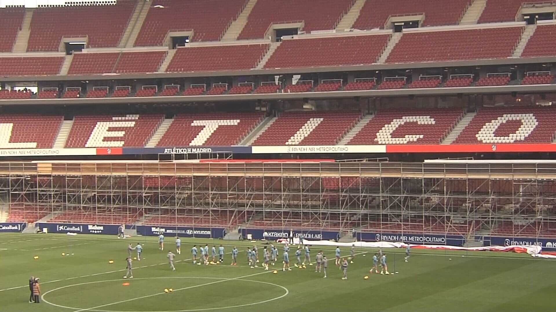  El Atlético entrena en el Metropolitano