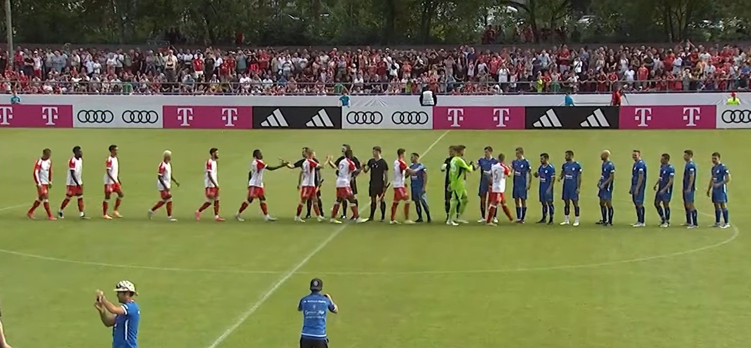  El saludo inicial entre los dos equipos.