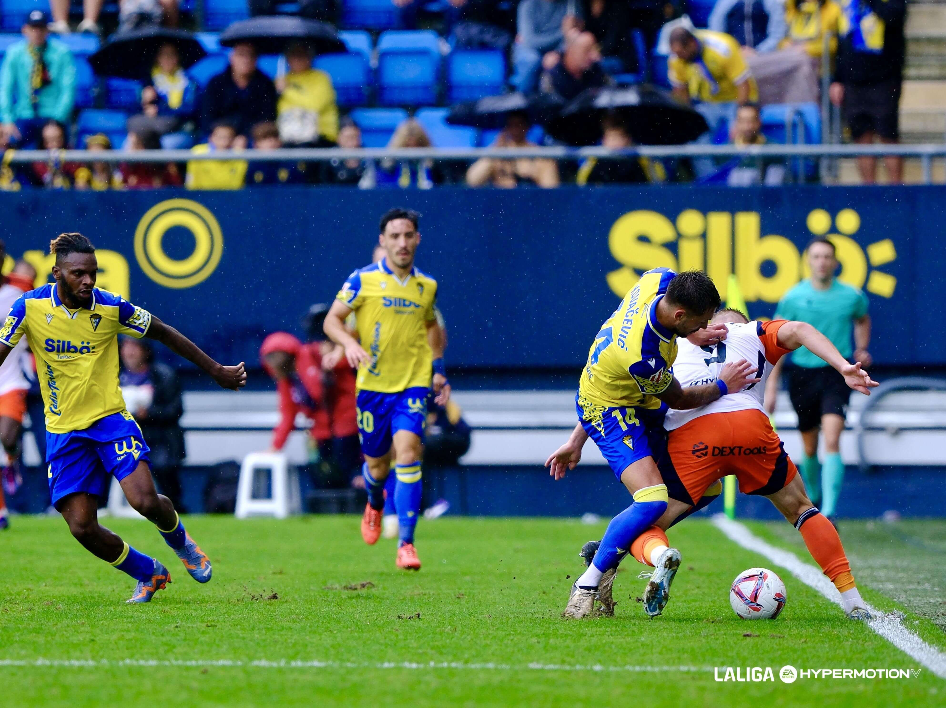 Kouamé y Bojan Kovacevic presionan a un jugador del Real Oviedo.