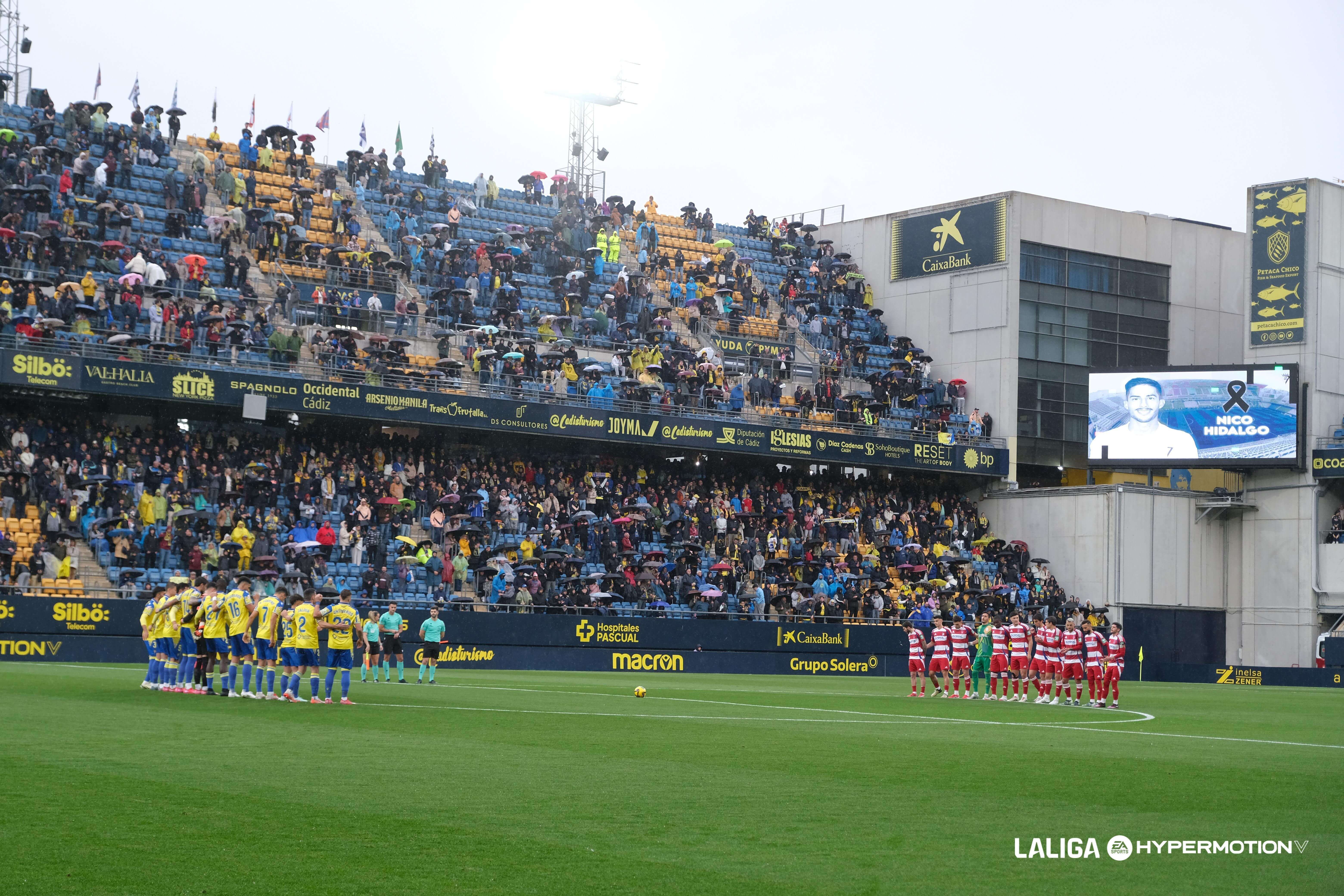  Minuto de silencio por Nico Hidalgo en el Cádiz - Granada.