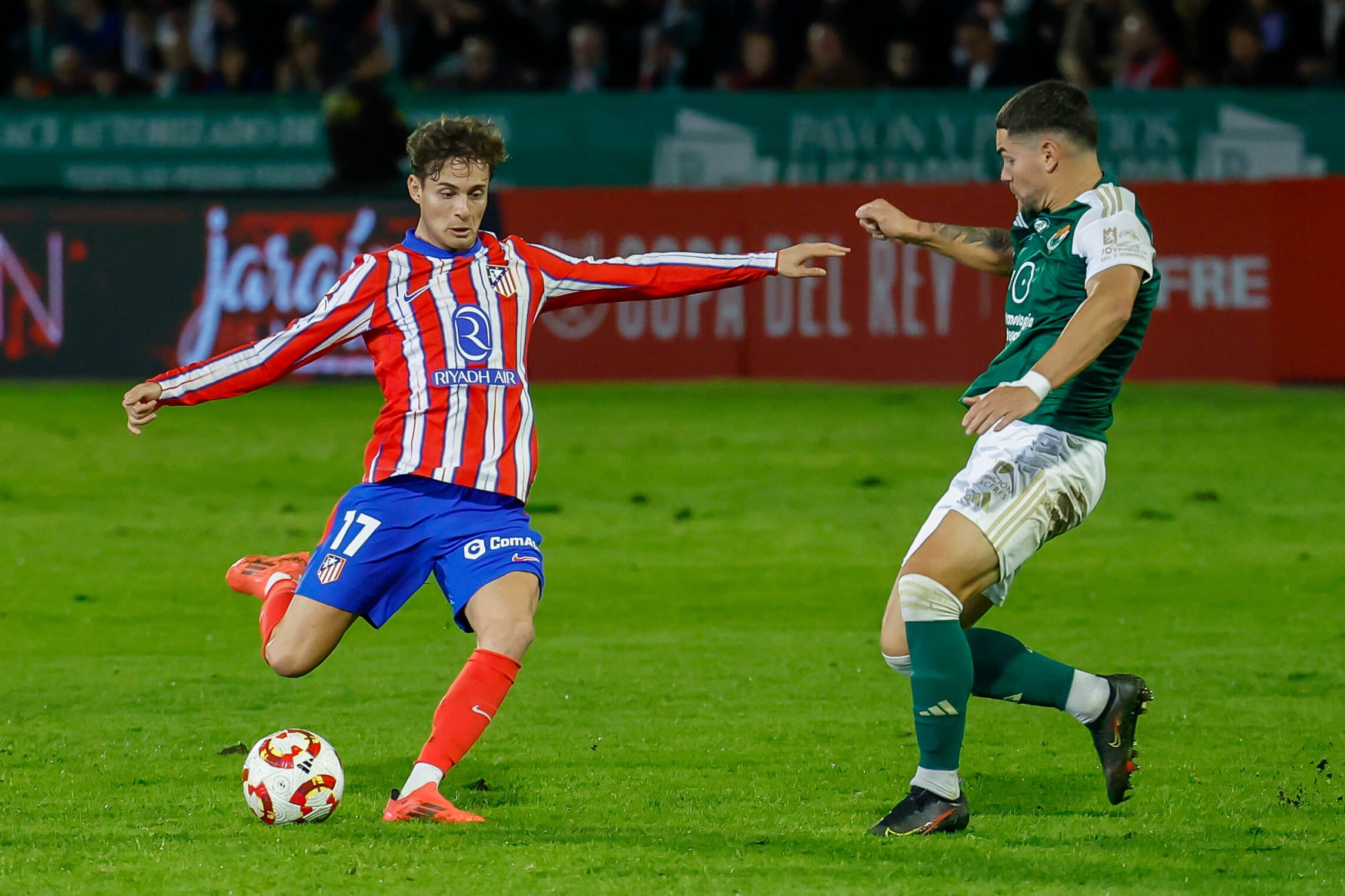 Rodrigo Riquelme disparando en el partido ante el Cacereño