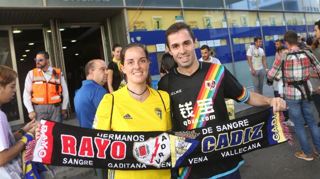  Aficionados de Cádiz y Rayo Vallecano.
