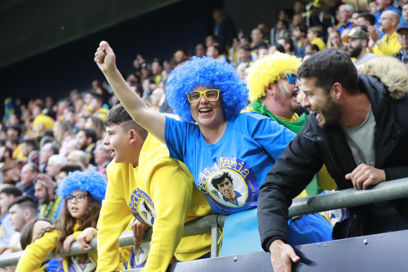  Aficionados del Cádiz ante el Almería.