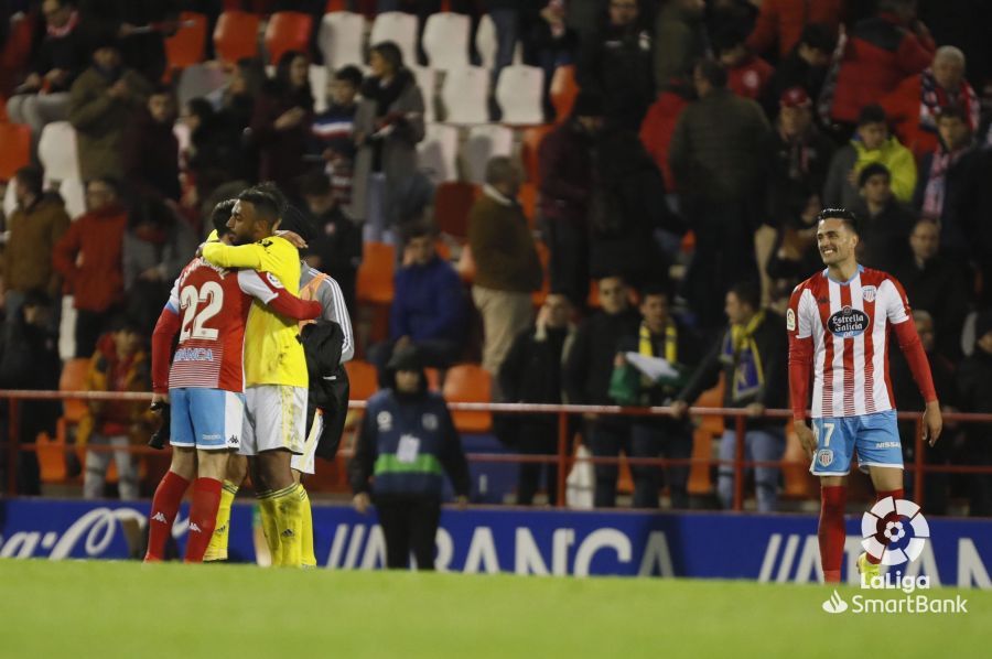  Akapo y Campabadal se abrazan tras el Lugo-Cádiz.