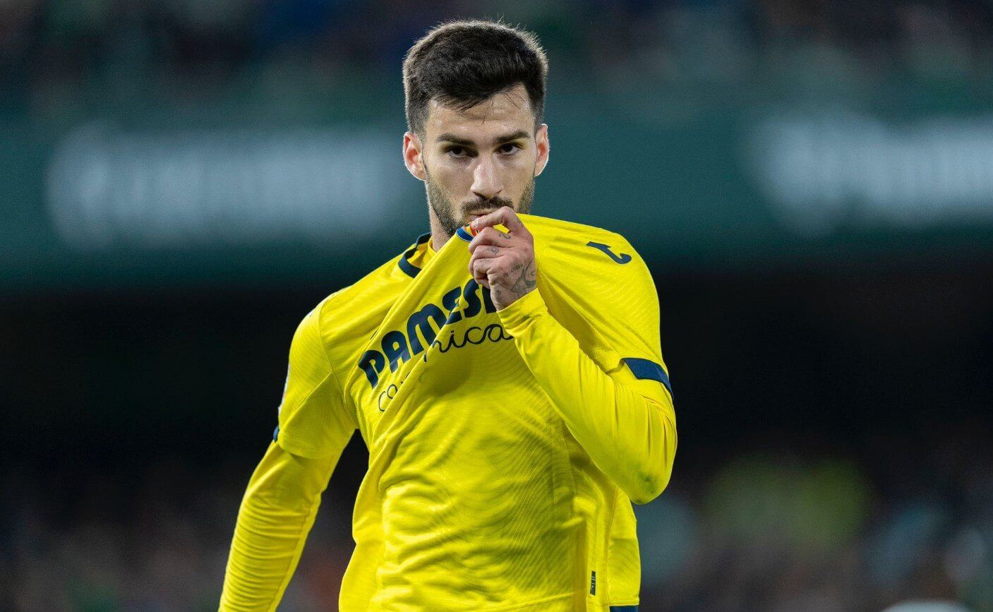  Álex Baena celebra un gol con el Villarreal besando el escudo.