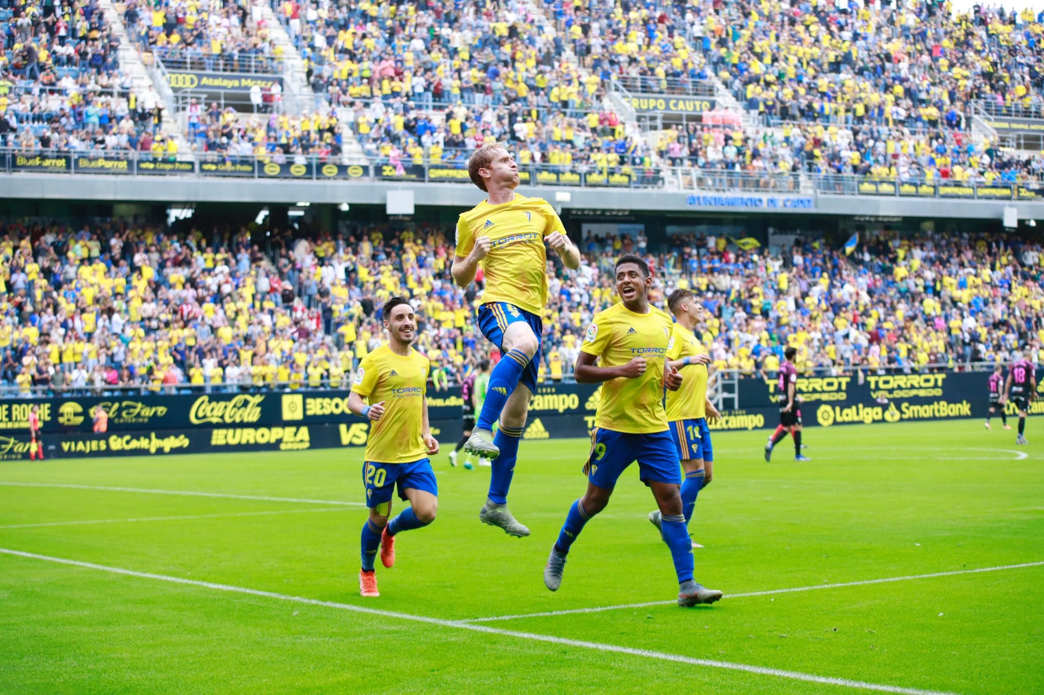  Álex Fernández celebra su gol al Sporting.