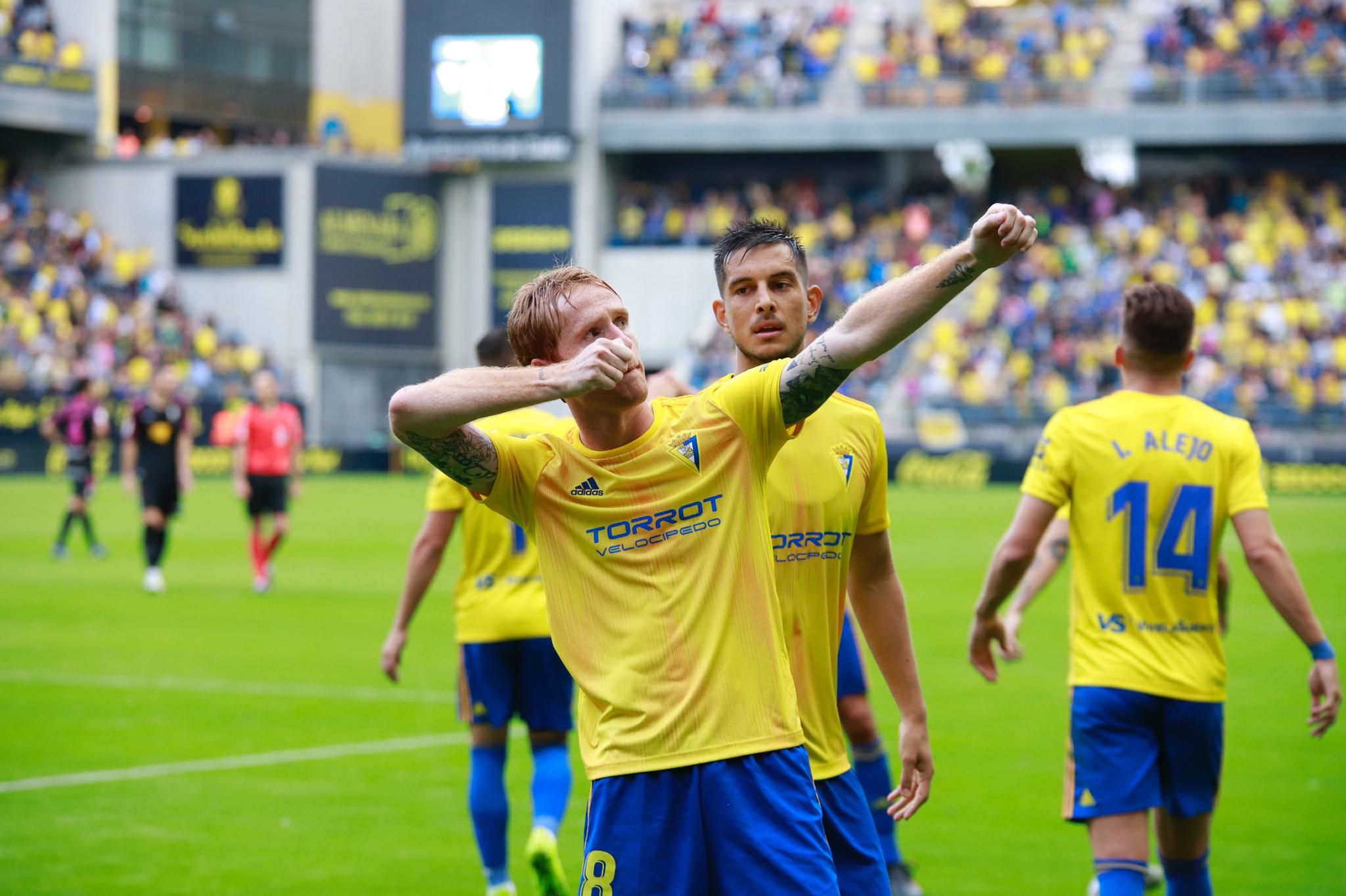  Álex Fernández celebra su segundo gol al Sporting haciendo el 'arquero'.