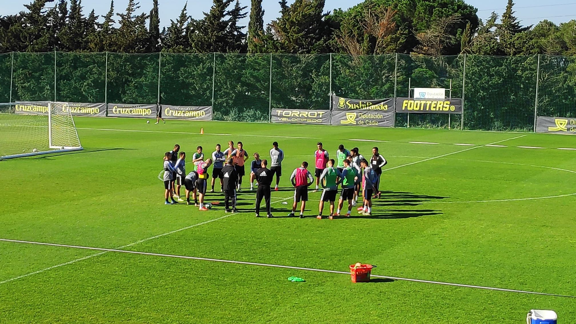  Álvaro Cervera habla con sus jugadores durante el entrenamiento en El Rosal.