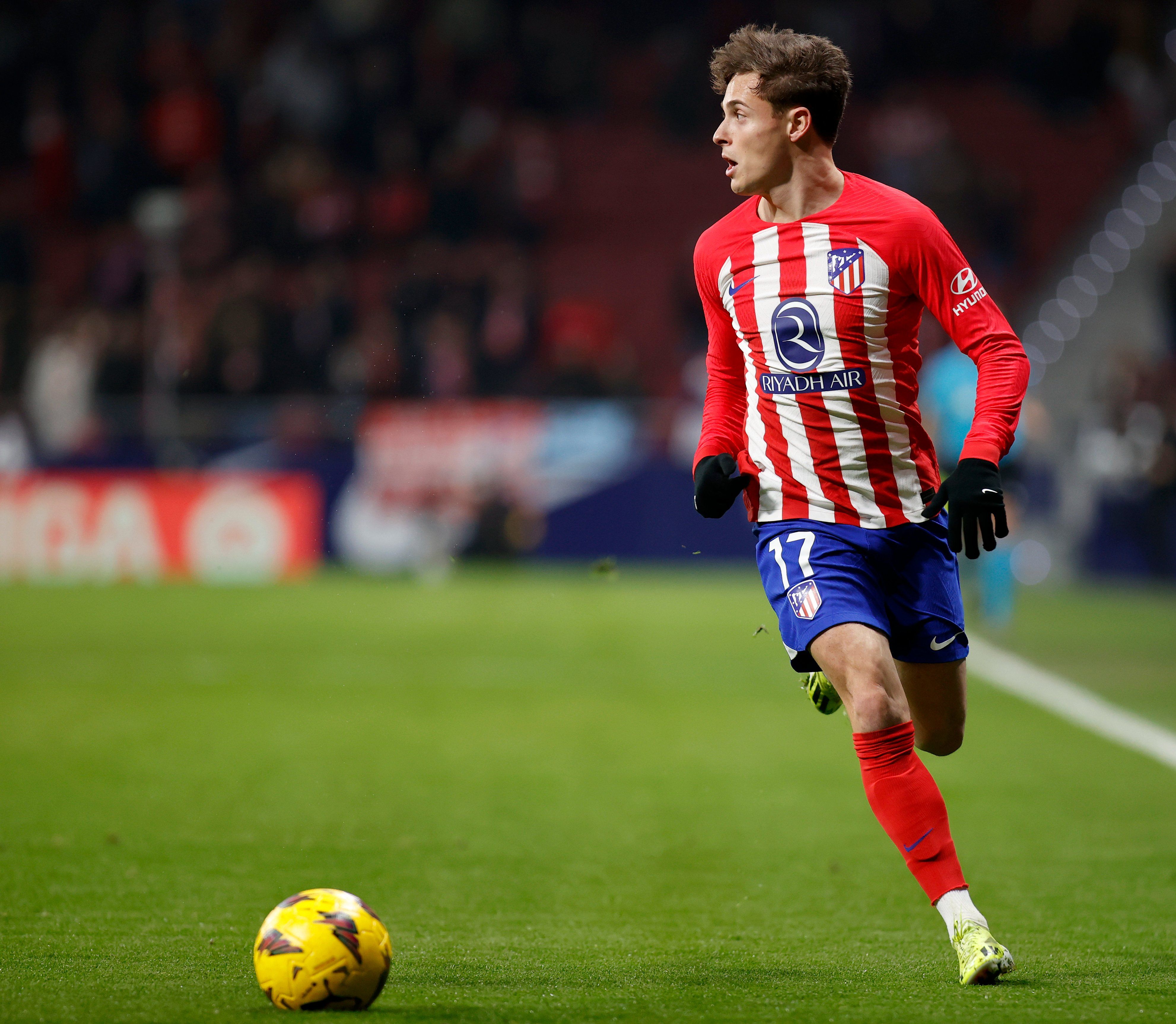  Rodrigo Riquelme conduce el balón en el Atlético de Madrid-Rayo Vallecano.