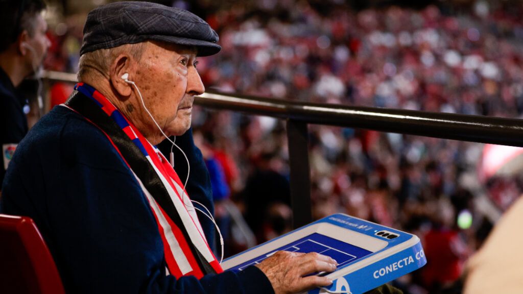  Un aficionado con discapacidad visual sigue el partido del Atleti (Telefónica)