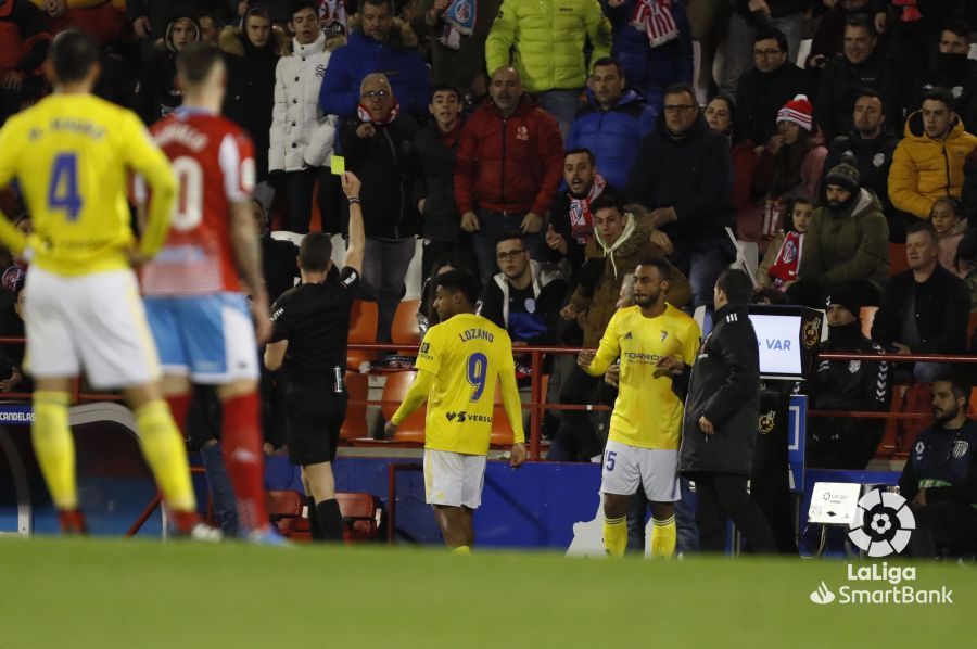  Ávalos Barrera amonesta al 'Choco' Lozano en el momento de su cambio por Akapo (Foto : LaLiga).