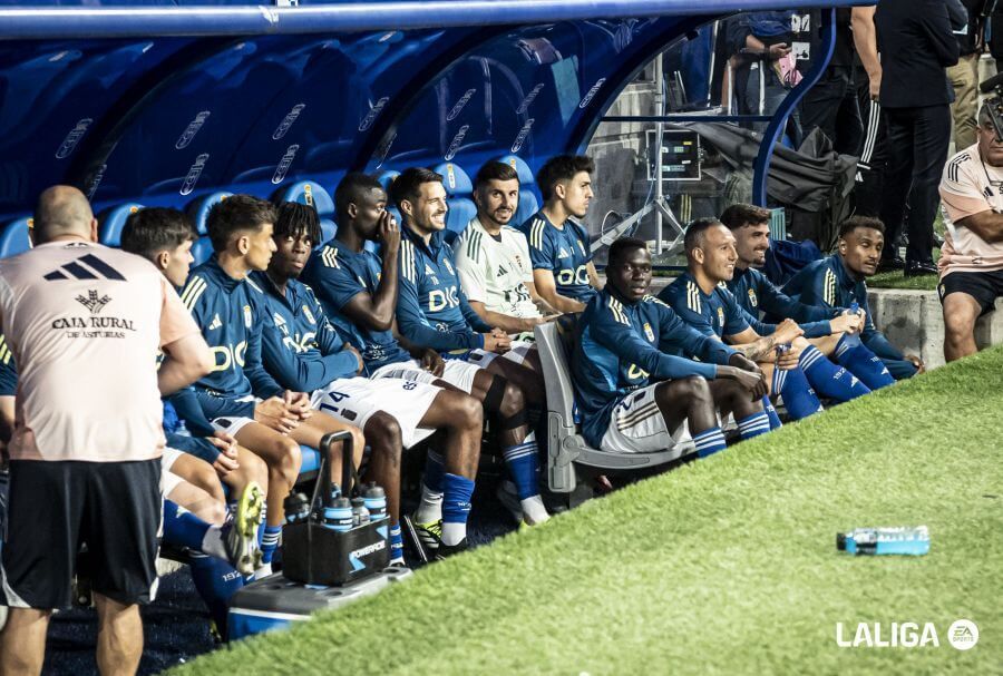 Banquillo del Real Oviedo ante el Real Madrid.