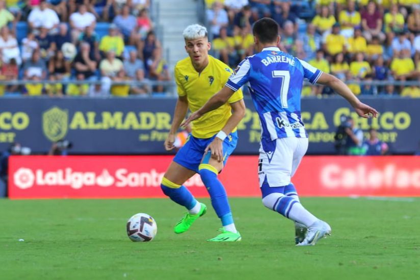 Barrenetxea presiona a Iván Alejo.