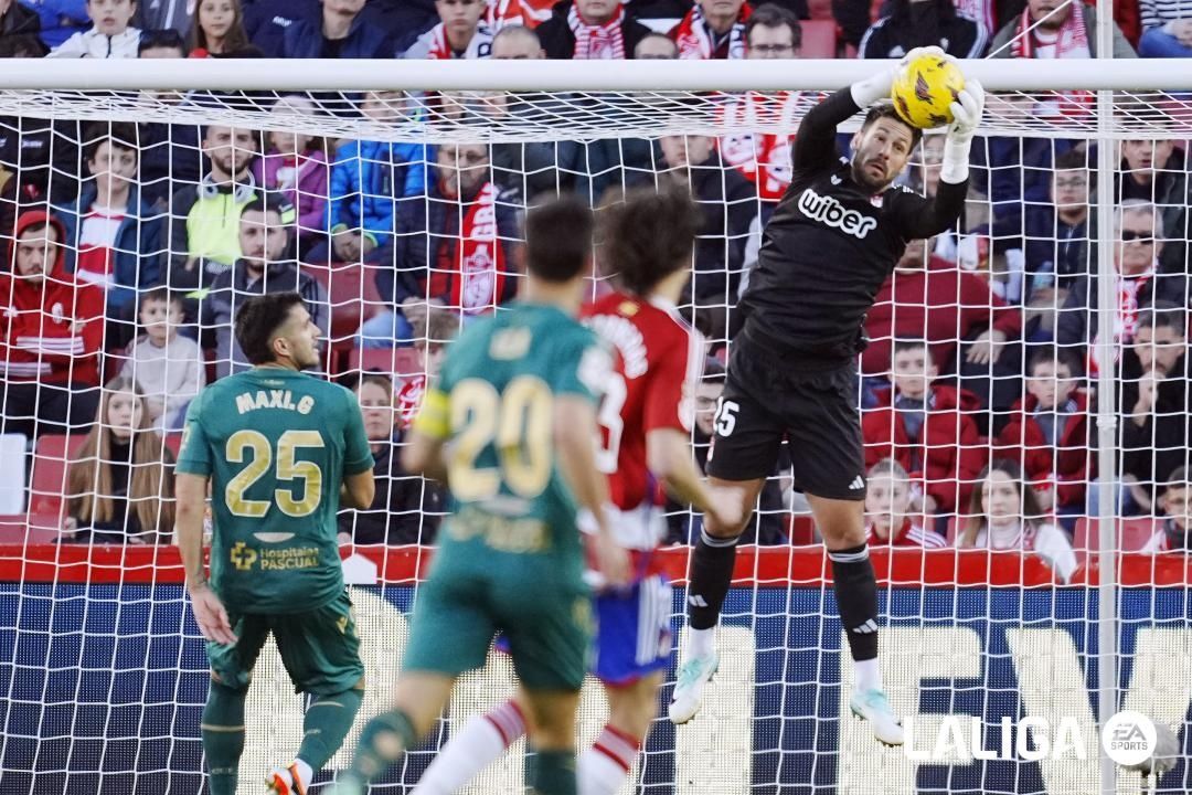  Maxi Gómez en una acción con Batalla en el Granada - Cádiz.
