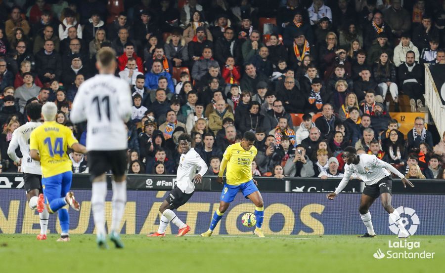  'Choco' Lozano ante el Valencia en Mestalla.