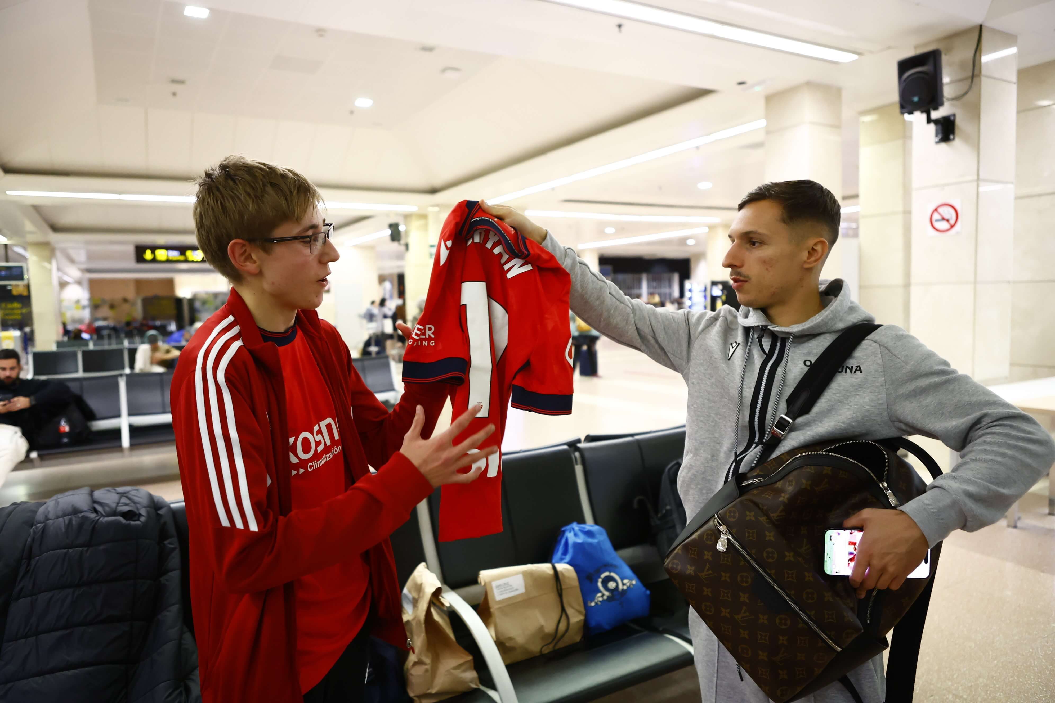  Bryan Zaragoza regala su camiseta a un aficionado de Osasuna.