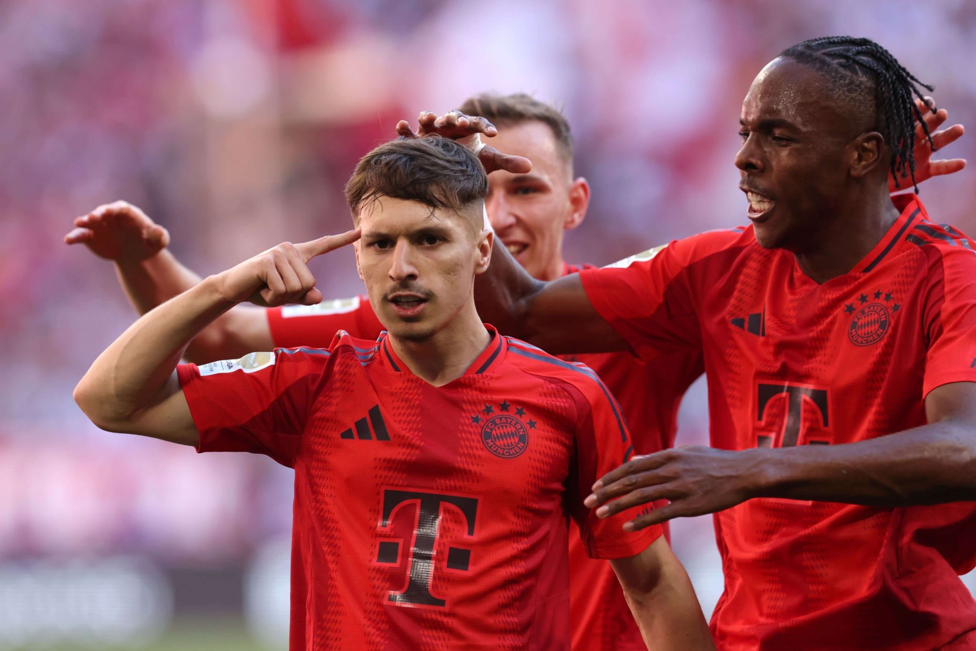  Bryan Zaragoza celebra un gol en el Allianz que finalmente anuló el VAR. (FCBayern)