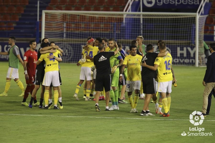  La plantilla del Cádiz celebra en el Francisco De la Hera el triunfo ante el Extremadura (Foto: La