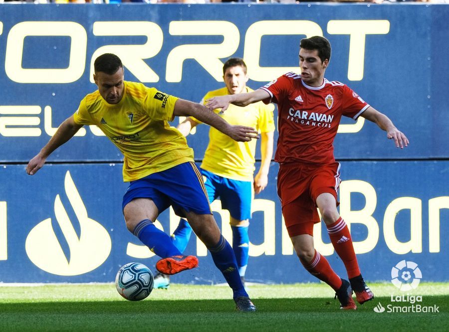  Cala y Soro pelean por un balón durante el Cádiz-Zaragoza.