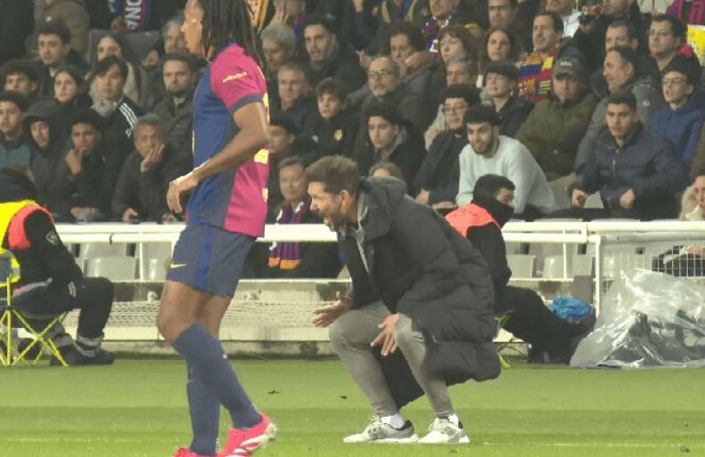  Simeone cabreado en la banda de Montjuic