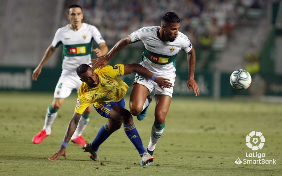  Carlos Akapo pugna con Jonathas en el Elche-Cádiz.