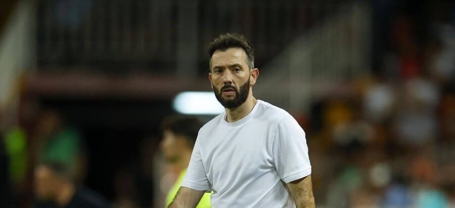 Carlos Corberán, entrenador del Valencia CF en Mestalla