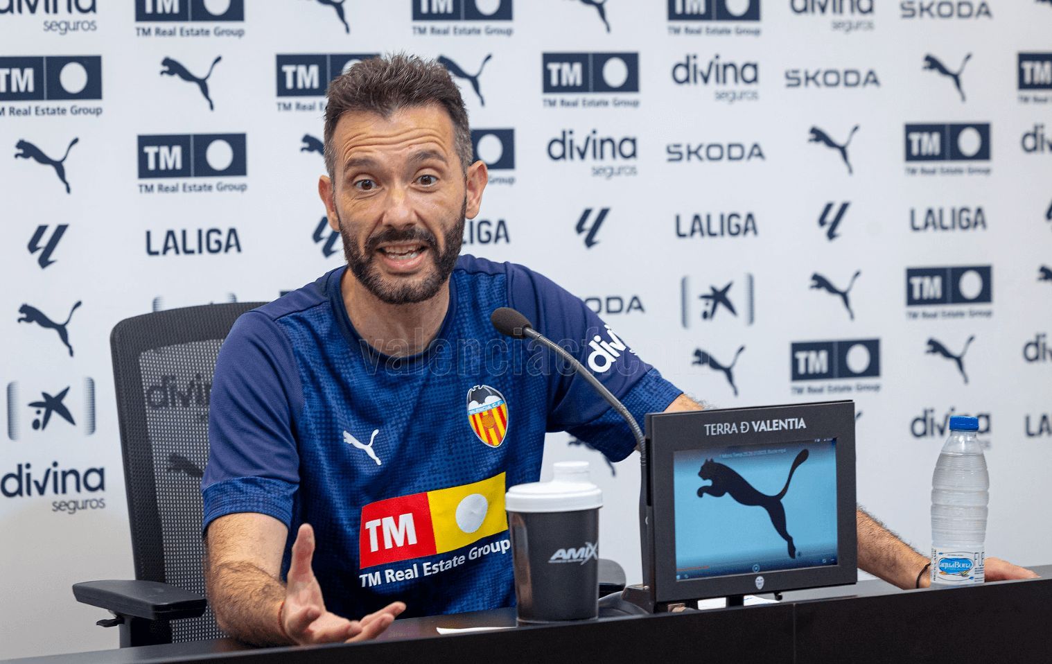 Carlos Corberán siempre es didáctico en la sala de prensa