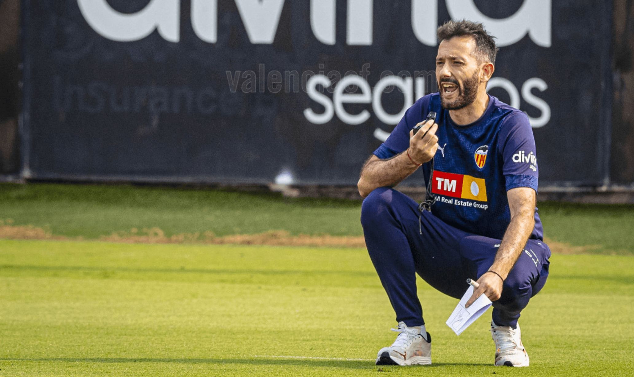 Carlos Corberán entrenando (Foto: Valencia CF)