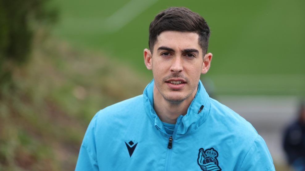  Carlos Fernández se dirige a un entrenamiento en Zubieta.