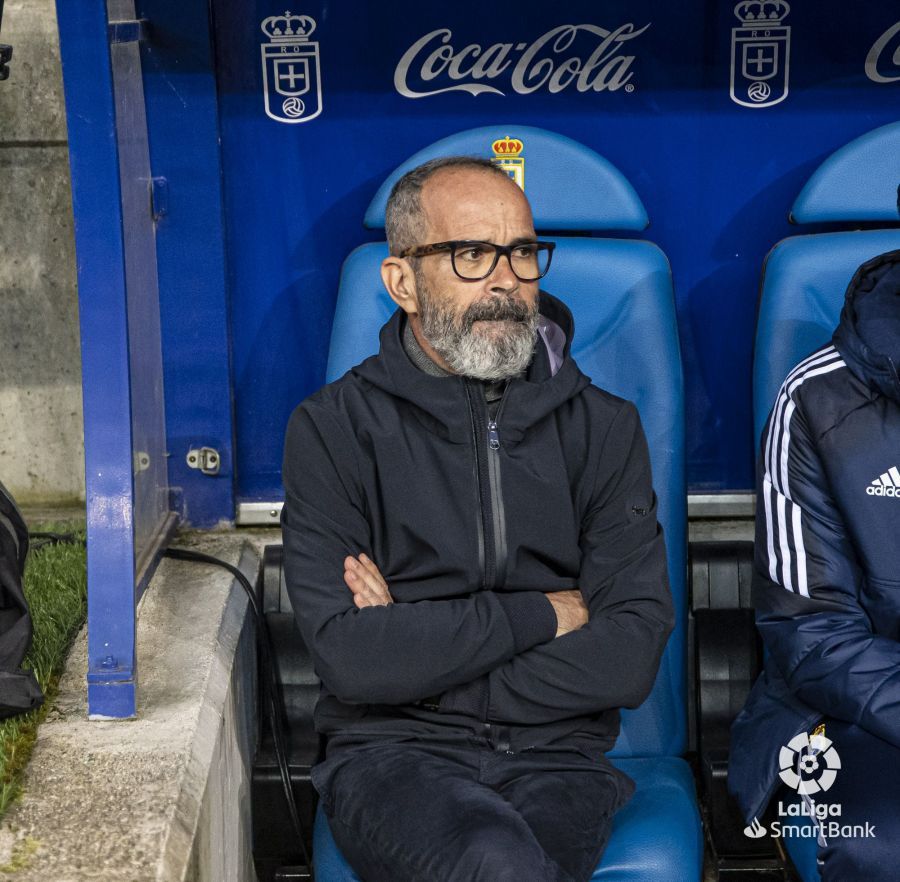 Cervera, en el banquillo del Oviedo ante el Éibar.