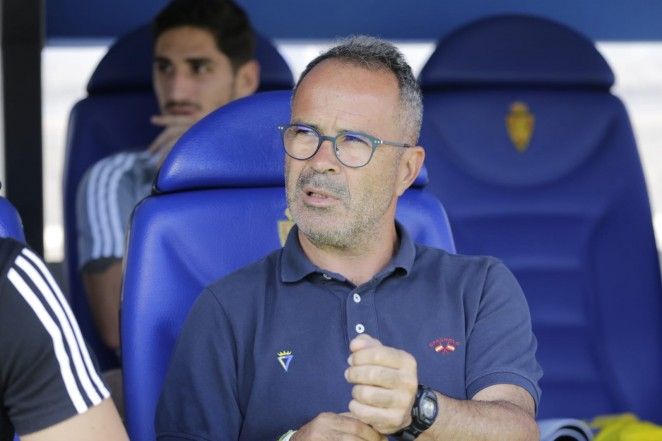 Álvaro Cervera, en el banquillo visitante del estadio de La Romareda.