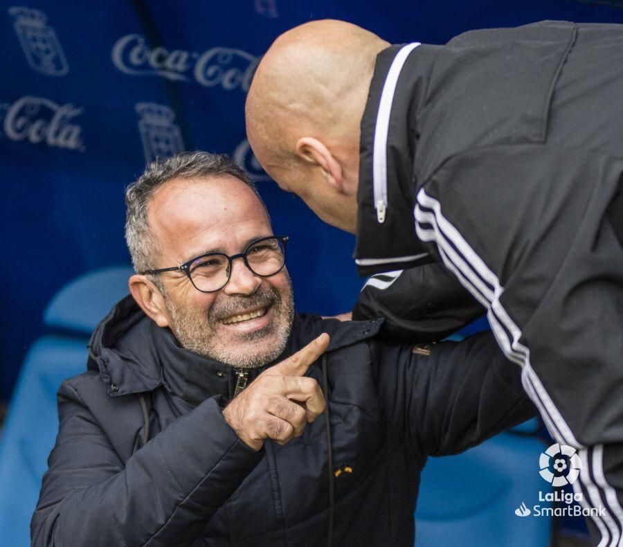  Cervera y Rozada se saludan antes del inicio del Oviedo-Cádiz.