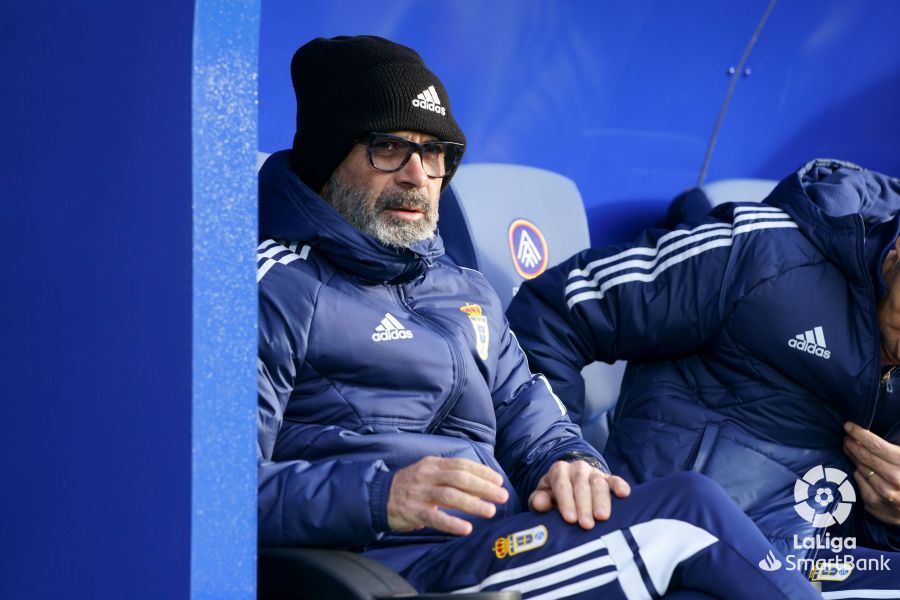  Cervera en el banquillo durante el Andorra-Oviedo.