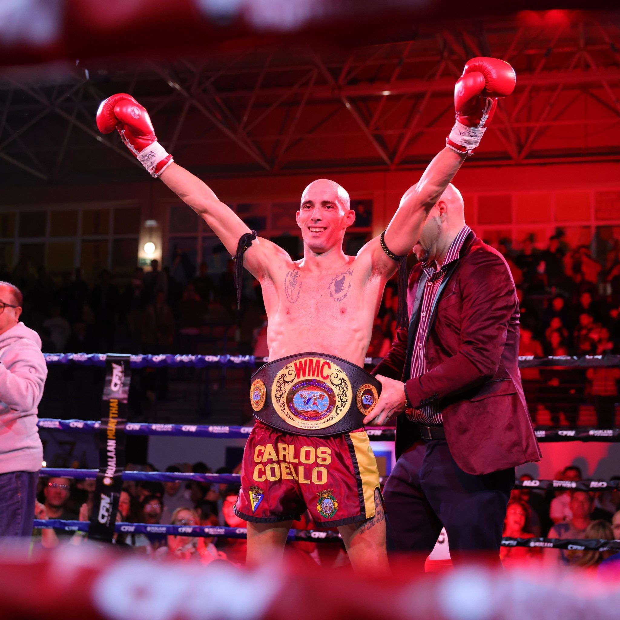  Carlos Coello posa con el cinturón de campeón del mundo logrado en Cádiz.