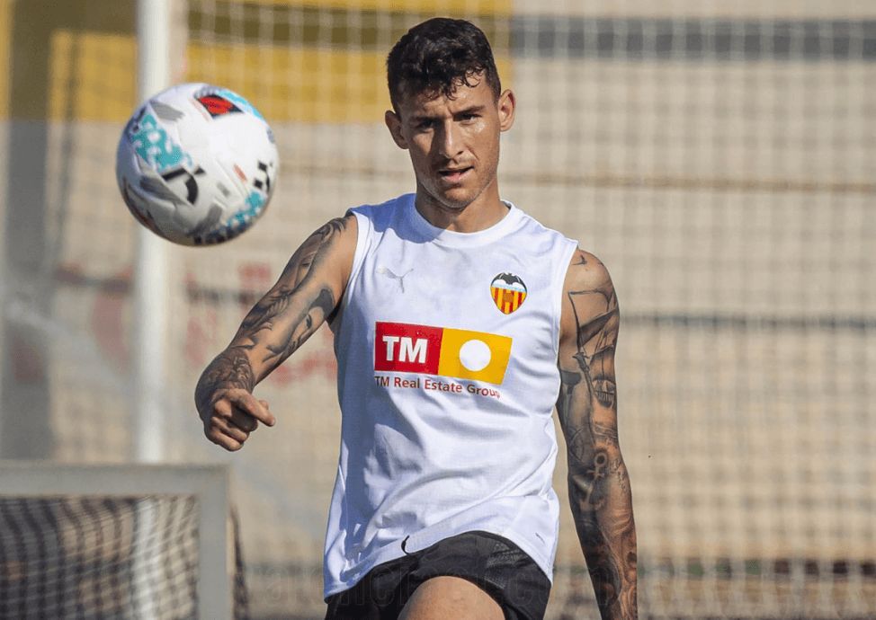Dani Raba entrenándose con el Valencia CF