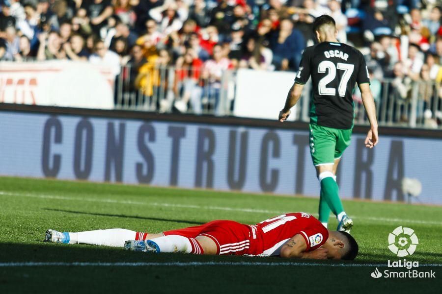  Dennis Appiah se lamenta de una ocasión fallada en el Almería-Elche.