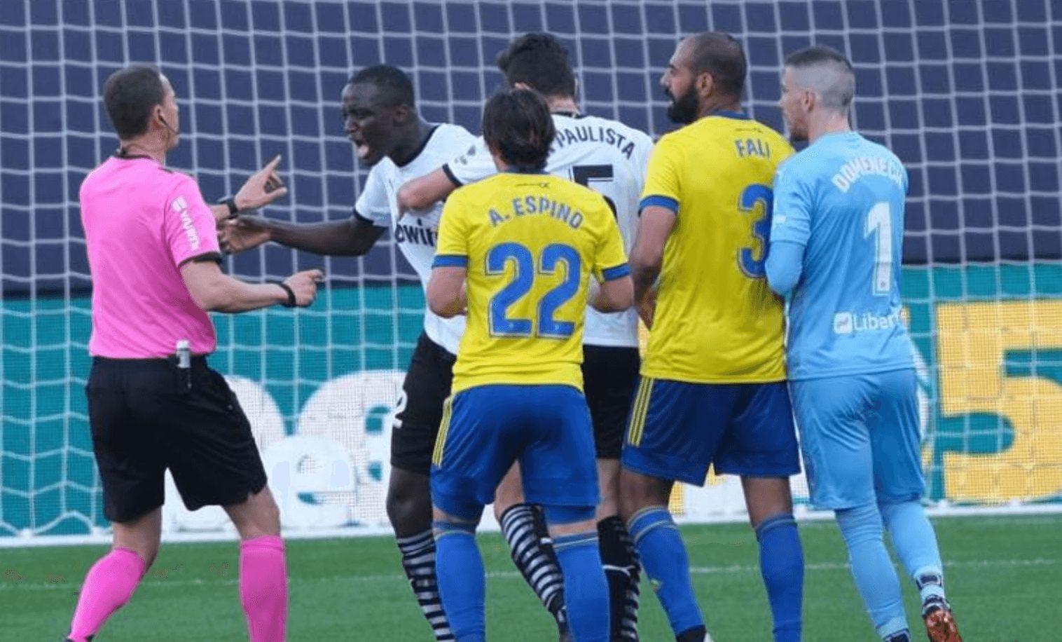  Diakhaby abandona el partido ante el Cádiz