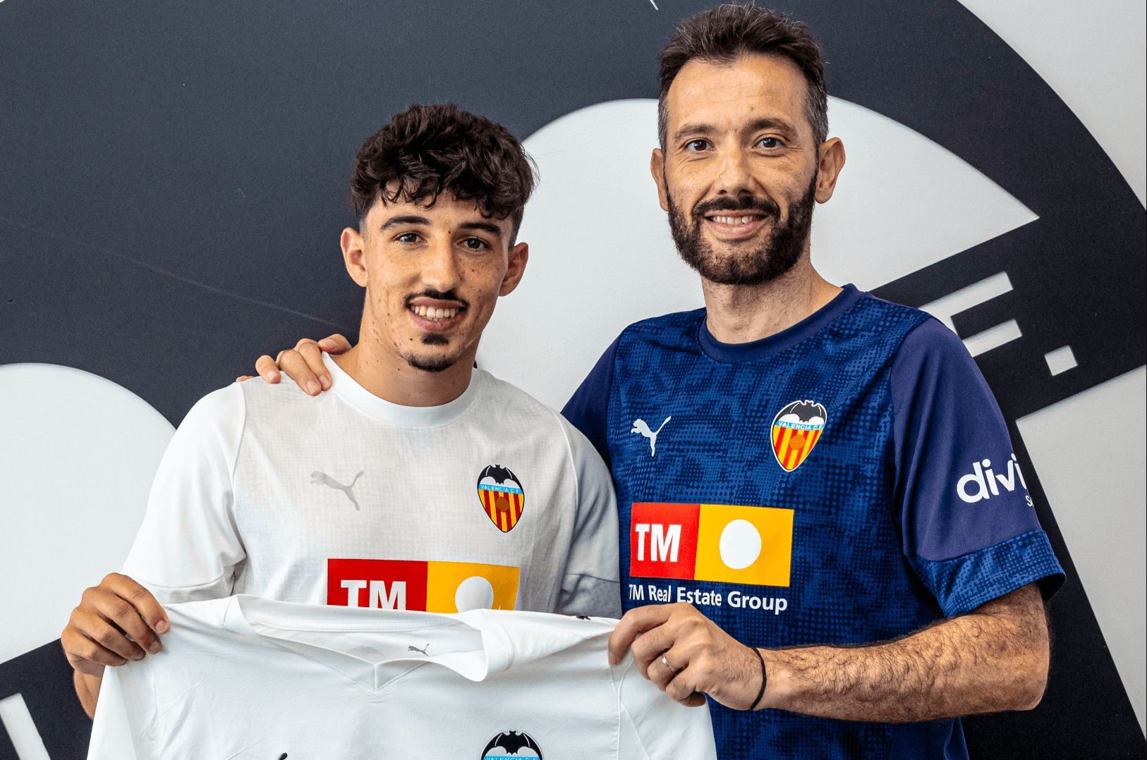  Diego López celebra su renovación con Carlos Corberán