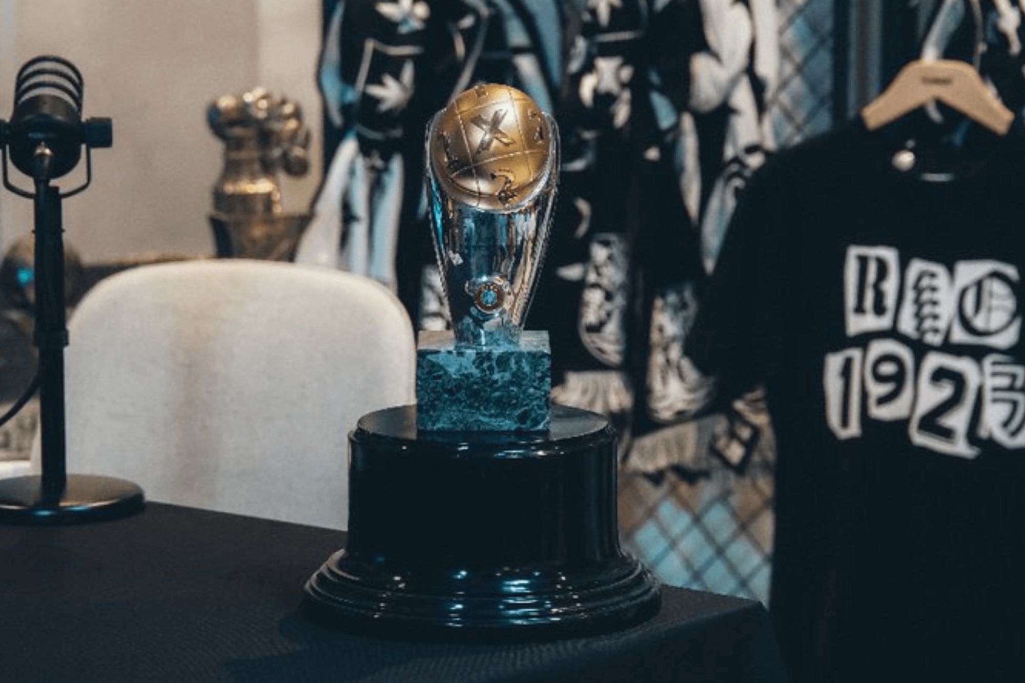 Trofeo de la Copa Intertoto lograda por el Celta.