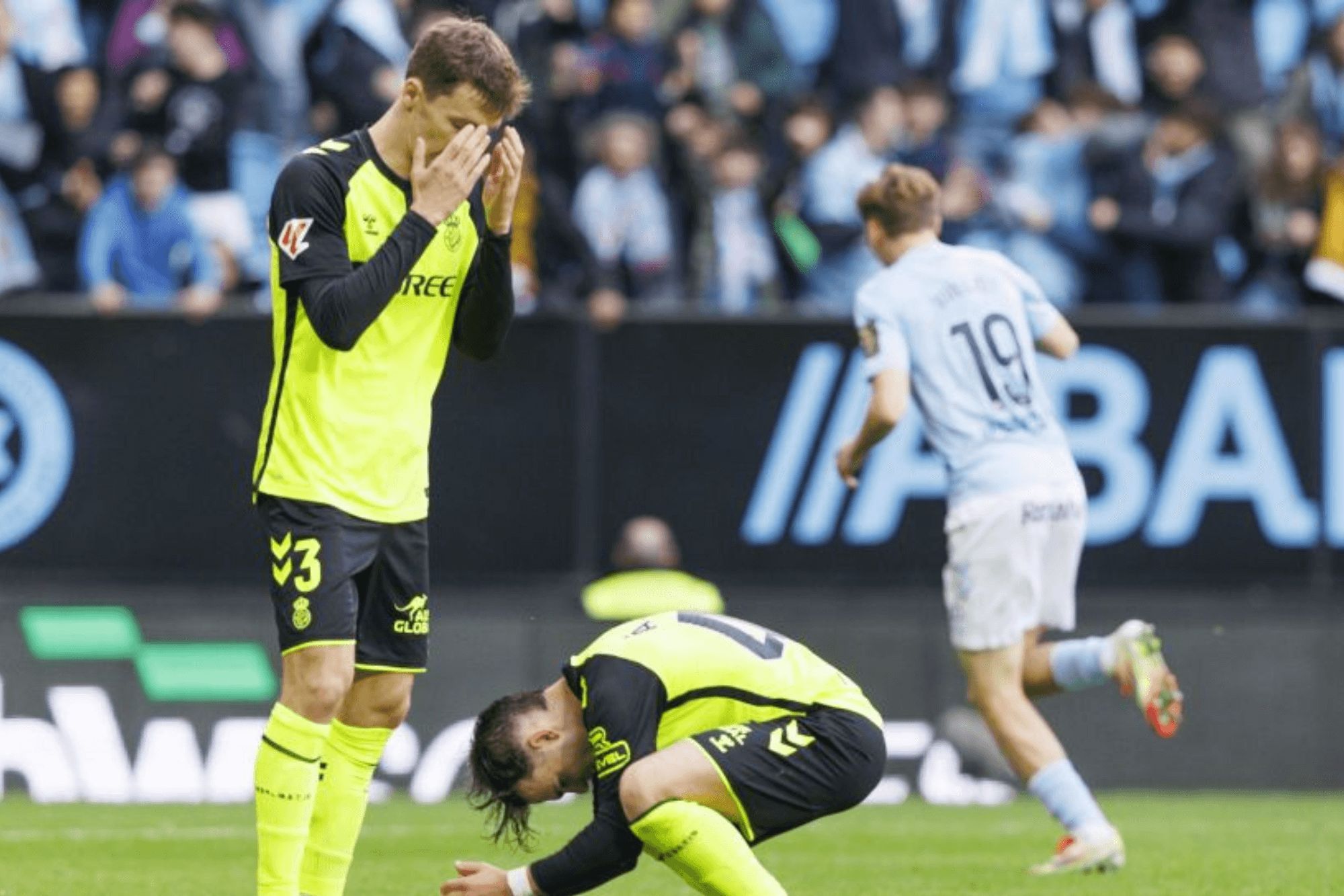  Los jugadores del Betis lamentan el gol de Williot Swedberg.