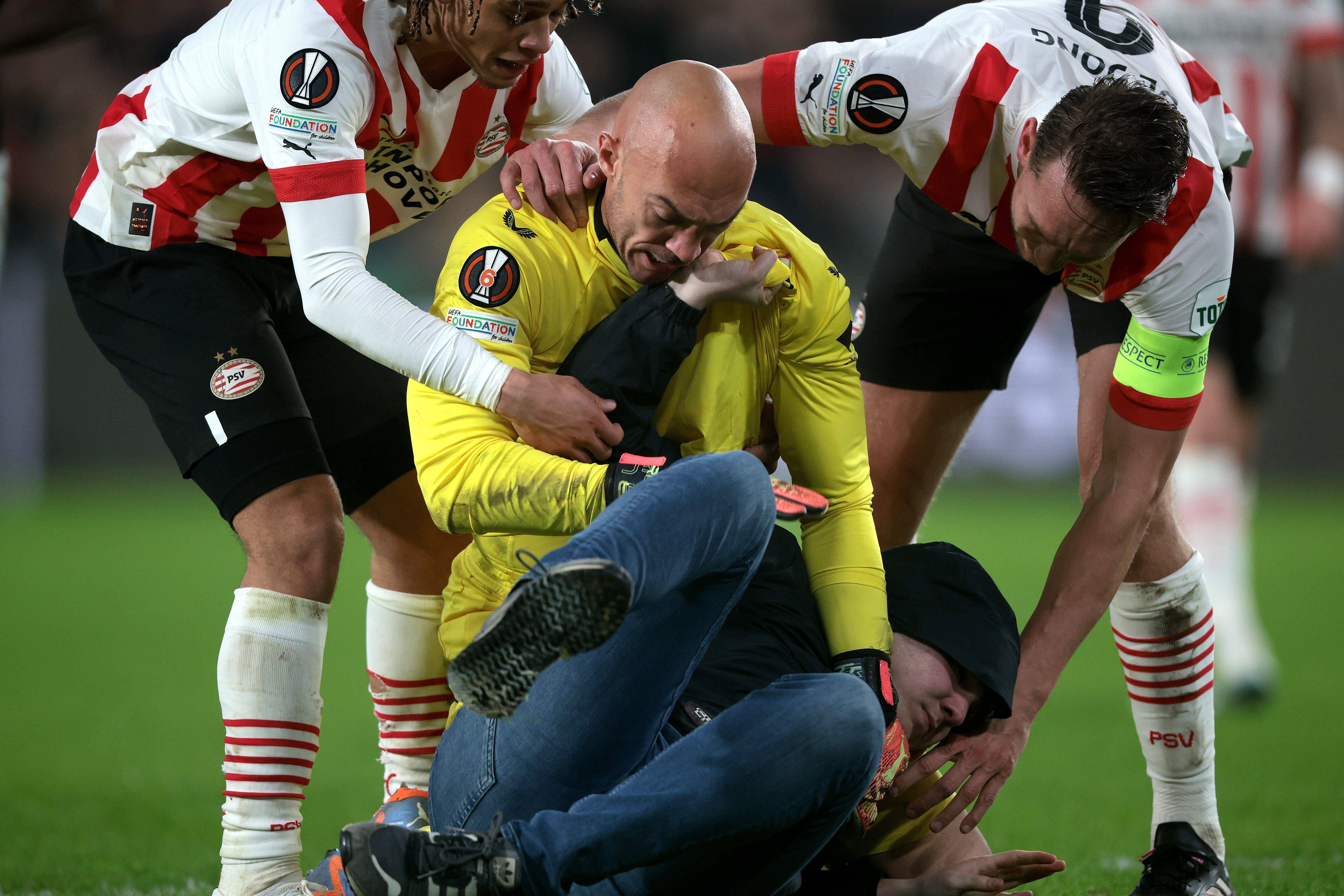  Dmitrovic redujo al agresor antes de que llegase la seguridad.